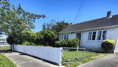 Charming two bedroom Home in Lower Hutt - Photo 5