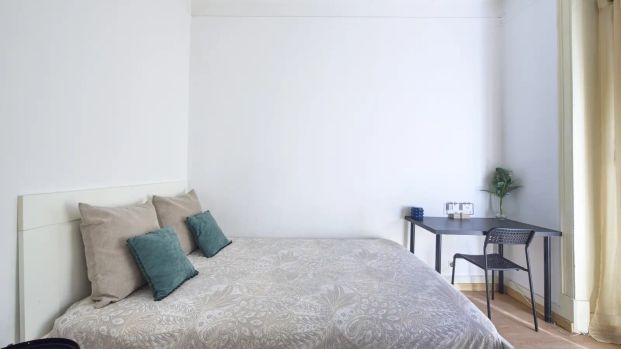 Room in a shared 4-bedroom apartment for rent in Lisbon - Photo 1