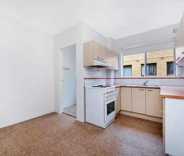 Neat & Cosy apartment close to parklands - Photo 2