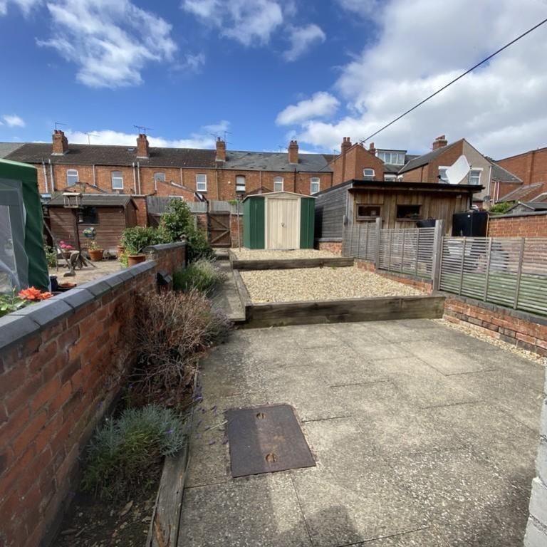 4 bedroom terraced house to rent - Photo 1