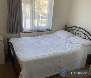 1 bedroom in a house share to rent - Photo 2