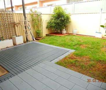 Low Maintenance 2 Bedrooms Family Townhouse - Photo 2