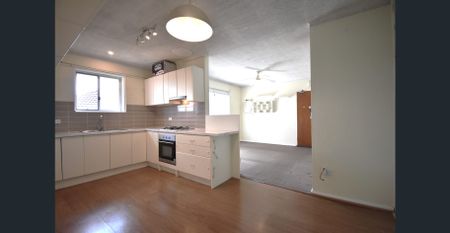 Top floor three bedroom apartment with lock up garage - Photo 5