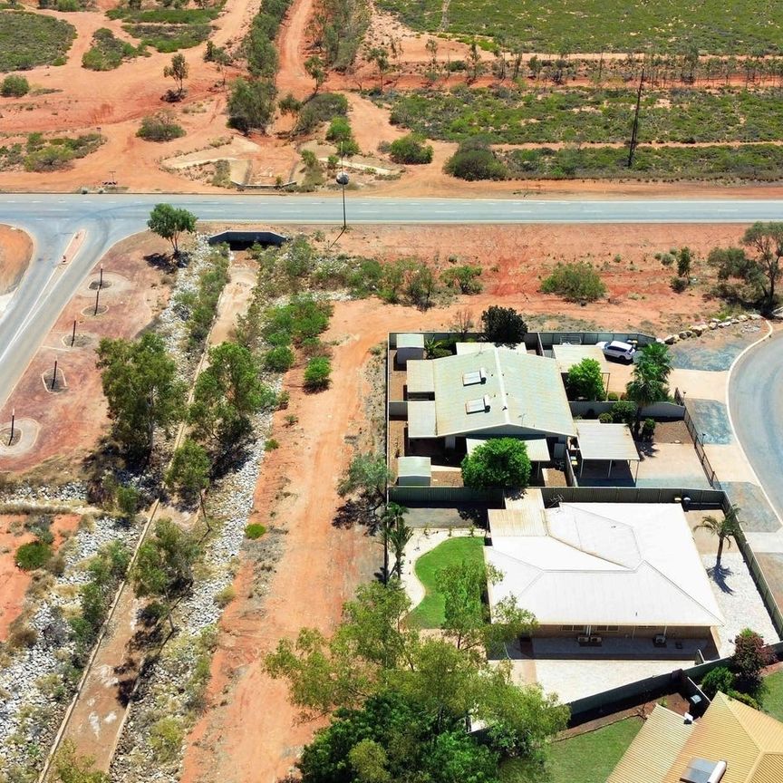 IDEAL FAMILY HOME - Modern Interior with AMPLE Parking!!! - Photo 1