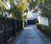 MODERN WARM TWO BEDROOM TOWNHOUSE – HEATPUMP – DOUBLE GARAGE - Photo 1