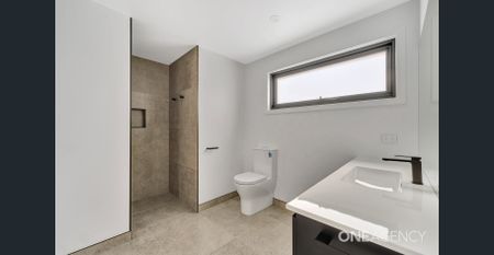 Stunning new build with amazing city and sea views - Photo 4