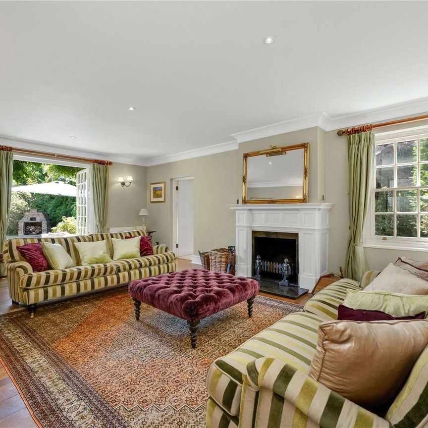 An impressive six bedroom family home on the prestigious Wentworth Estate. - Photo 1