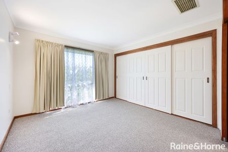 Charming 4-Bedroom Cottage in the Heart of Tamworth - Photo 5