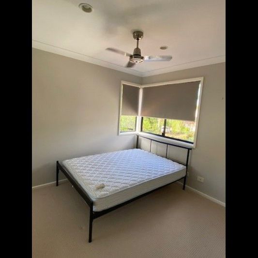 $1000 p/w Townhouse in Gated Complex - Photo 1