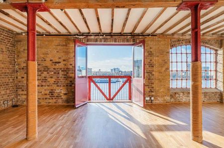 An exceptionally spacious 2 bedroom apartment situated on the second floor (with lift and stair access) of this fine, warehouse conversion, located in the heart of Wapping. - Photo 4