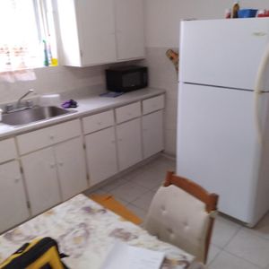 ST LEONARD: 2 ½ POELE, FRIGO, TABLE, LIT - Photo 2
