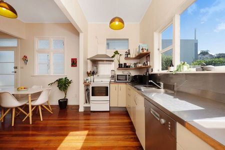 Sunny 4 Bedroom Home with Courtyard - Photo 5