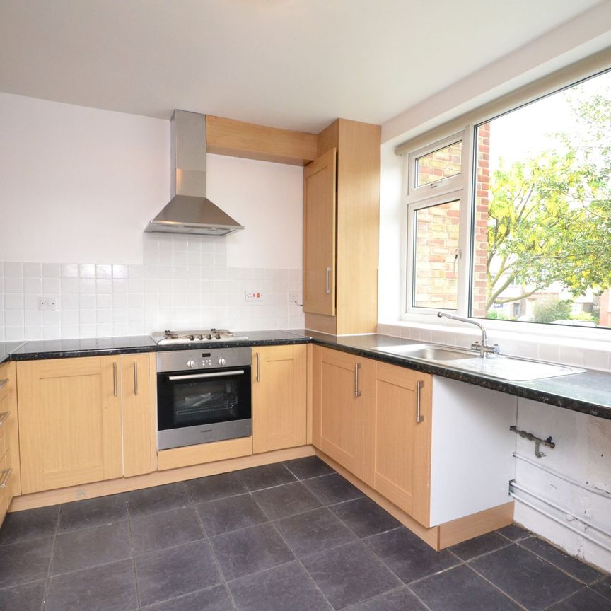 Newly Redecorated 3 Bedroom Terraced House Available in Sought After Location End Oct 25! - Photo 1