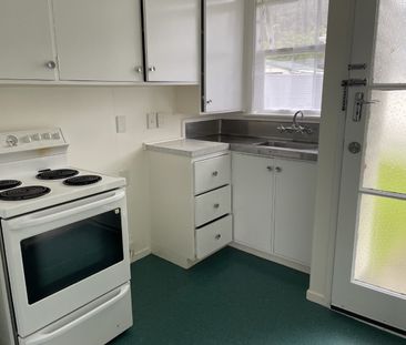 End Neat and Tidy bedsit - Photo 5