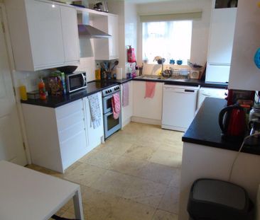 4 bedroom semi-detached house to rent - Photo 5