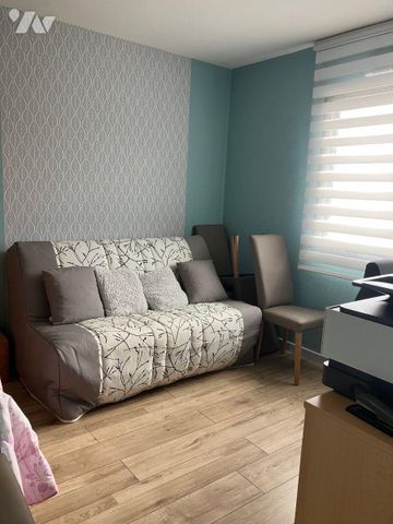 A LOUER - PONTAUBAULT Maison de plain pied comprenant : séjour avec cuisine aménagée de meuble... - Photo 4