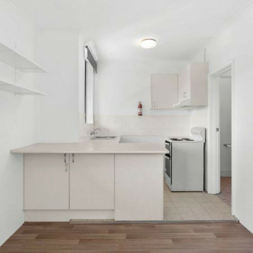 Refreshed studio apartment - Photo 1