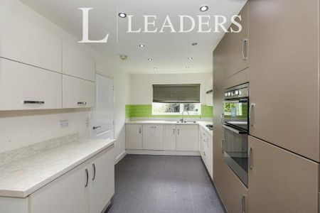 4 bedroom semi-detached house to rent - Photo 2