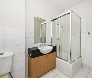 Renovated 2-Bedroom Apartment with Private Courtyard in Elwood - Photo 6