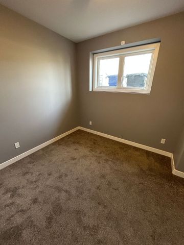 Evergreen - 3 Bedroom/2 Bathroom Upper - 507 Evergreen Blvd - Photo 5