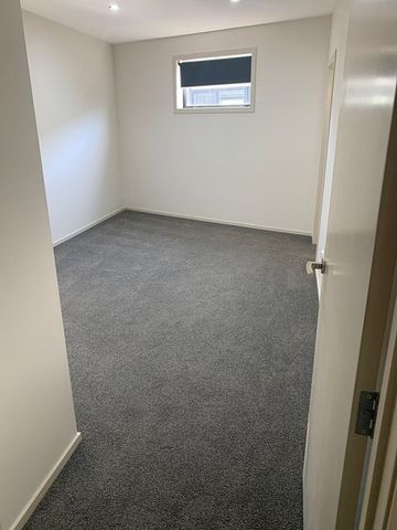 Low maintenance, modern living in Cromwell - Photo 5