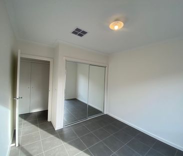 Modern 4 Bedroom Home - Photo 6