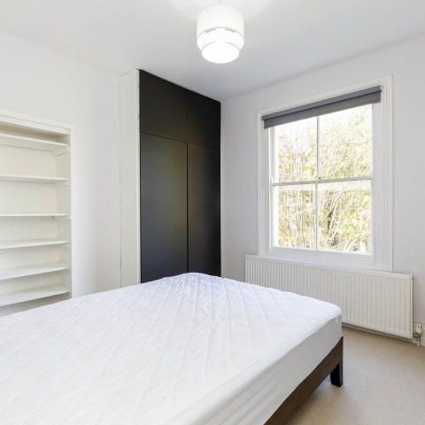 Spacious two bed within a period house on a tree lined st mins to tube and shops - Photo 1