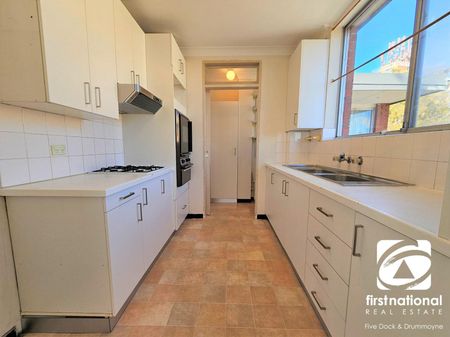 Spacious 2 Bedroom Unit with Remote Garage + Storeroom - Photo 4