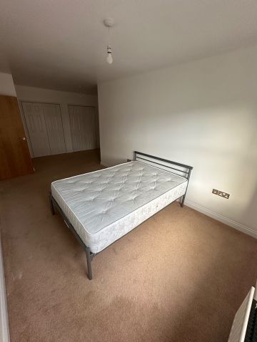 2 Bed Flat, Carisbrooke Road, LS16 - Photo 2