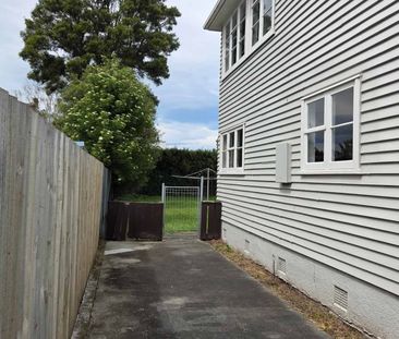 A BOTTLER IN BRYNDWR!!! - Photo 2