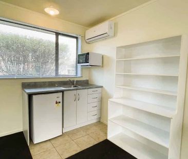 Spacious executive studio - Photo 5