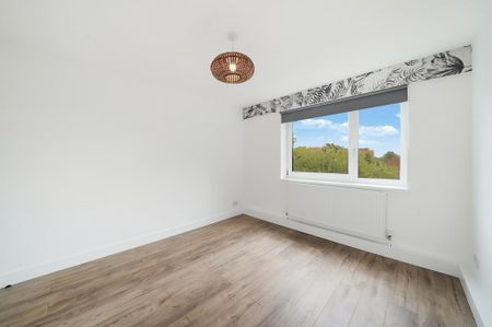 3 bedroom flat to rent - Photo 2