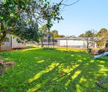 Spacious 5-Bedroom Family Home with Pool - Photo 6