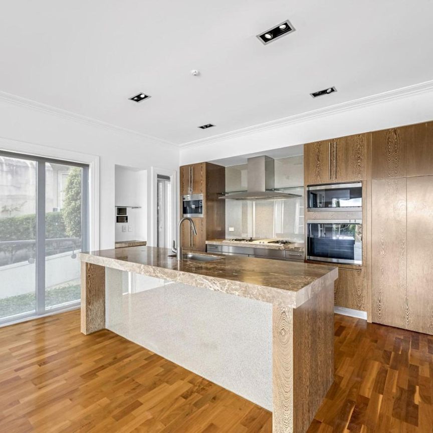 Spacious & Private Apartment with Expansive Views - Photo 1