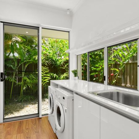 PRIVATE PALM COVE EXECUTIVE RETREAT - FULLY FURNISHED - Photo 2