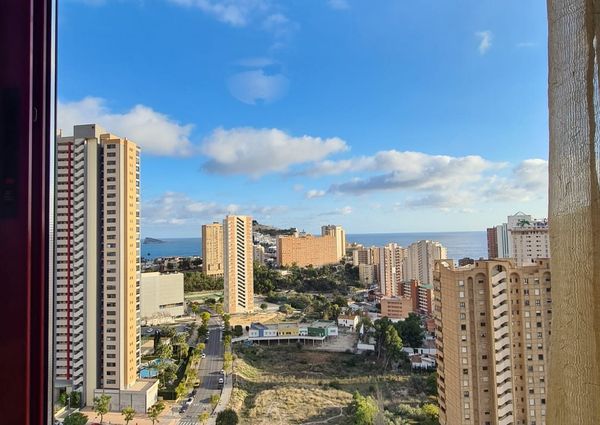 Se alquila Ático de lujo con vistas al mar, amplia terraza y muebles de alta calidad en Benidorm