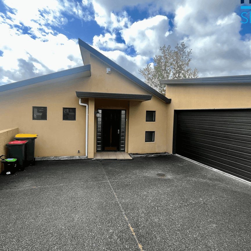 Spacious 3-Bedroom Home with Double Garage in Henderson - Photo 1