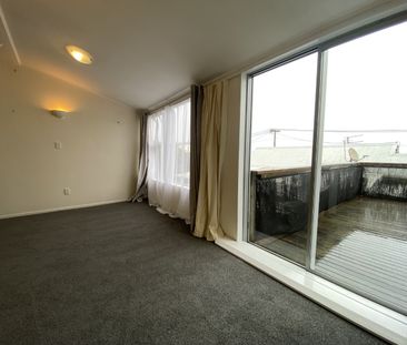 Cute & compact on the coast - Photo 3