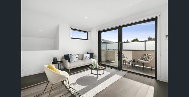 Super Central and Perfectly Presented - Photo 1