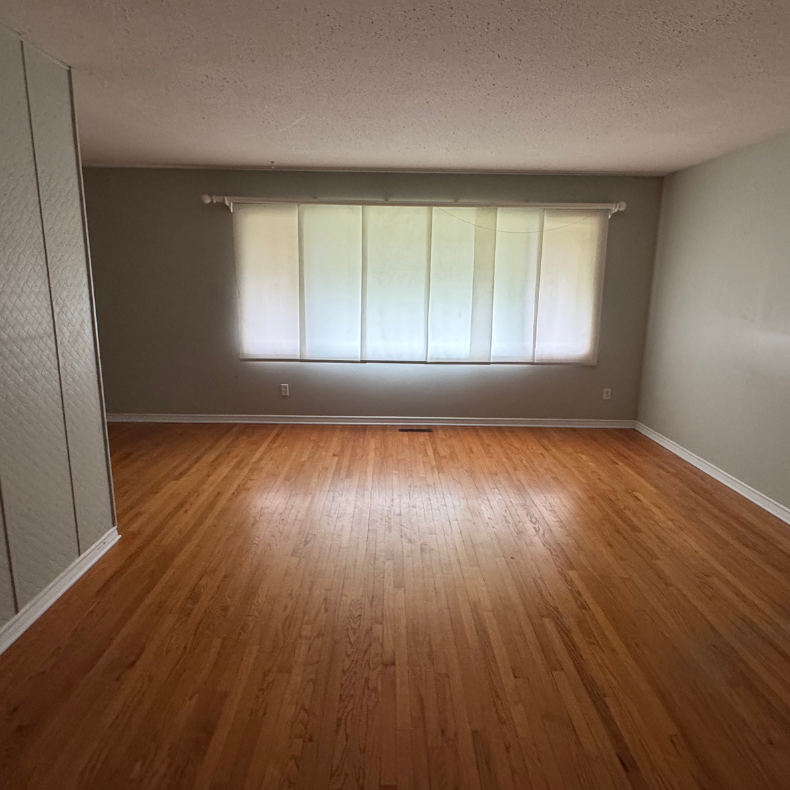 Full House – 3 Bedroom Bungalow in Holliston - Photo 1