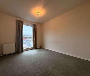 The Parade, Reading Road, Yateley, GU46 - Photo 5