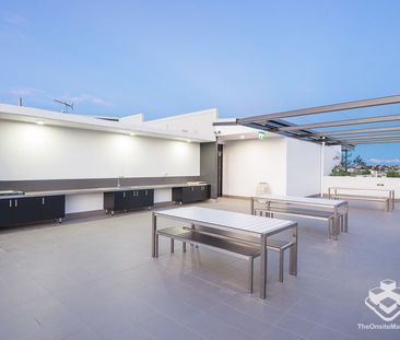 SPACIOUS ONE BEDROOM APARTMENT - SIXTH FLOOR WITH VIEWS - Photo 2