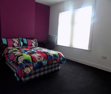 2 bedroom Flat To Let - Photo 3