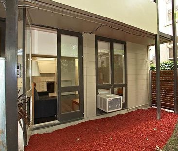 Modern studio with private courtyard - Photo 1