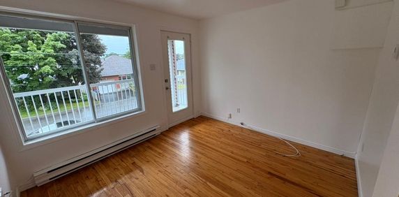 5 1/2 + entrée privée à louer - Photo 2