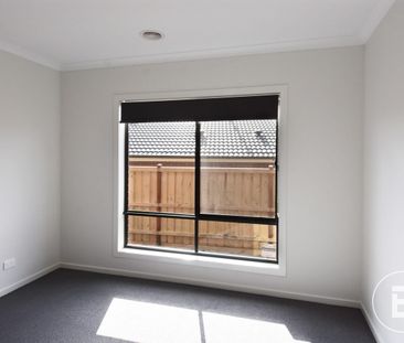 QUALITY FOUR BEDROOM HOME WITH 3 LIVING AREAS - Photo 3