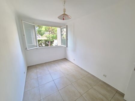 Location Appartement 3 pièces 70m² MARSEILLE 9ème - Photo 2