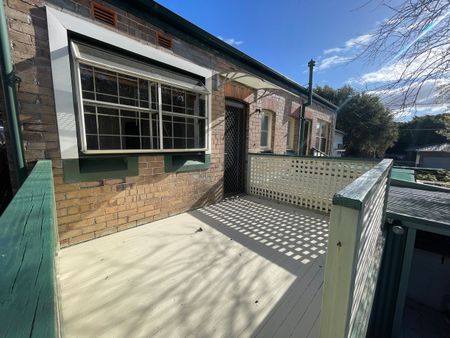 Charming 2 Bedroom Semi Home - Photo 5