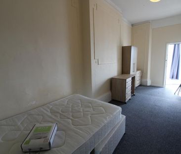 5 bedroom flat to rent - Photo 4