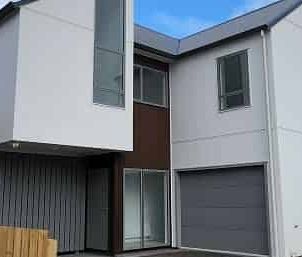 Near new large family home in Woodridge - Photo 2